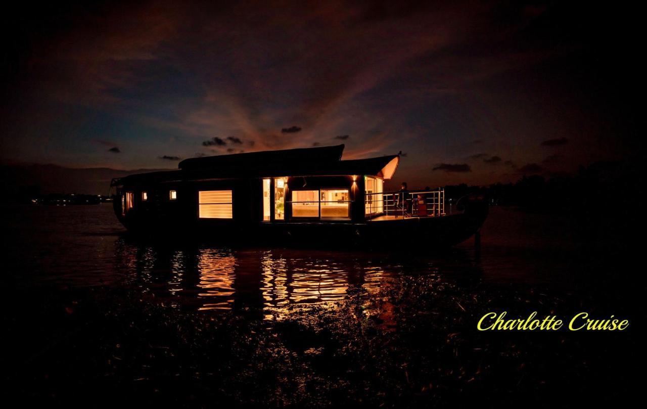Charlotte Cruise House Boat Botel Alappuzha