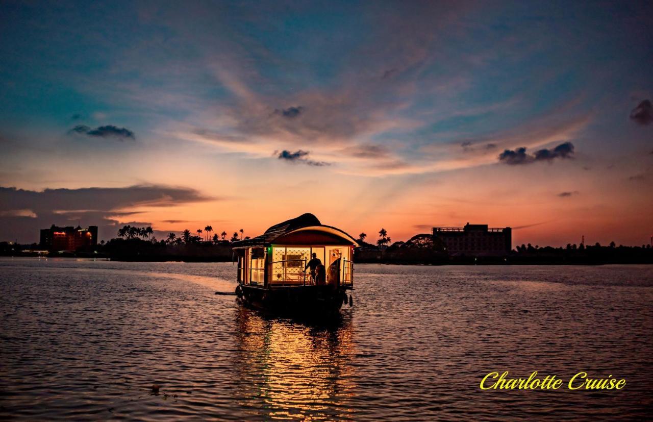 Charlotte Cruise House Boat Botel *