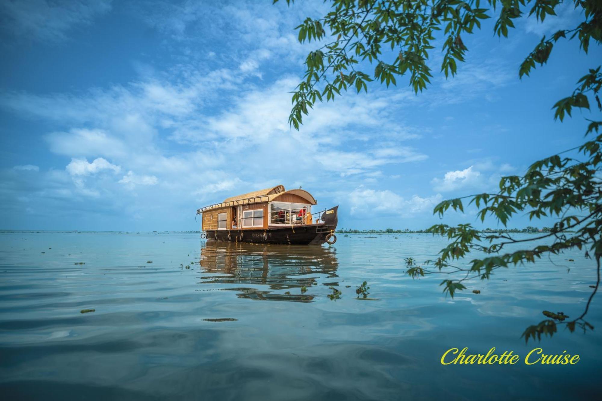 Charlotte Cruise House Boat Botel Alappuzha
