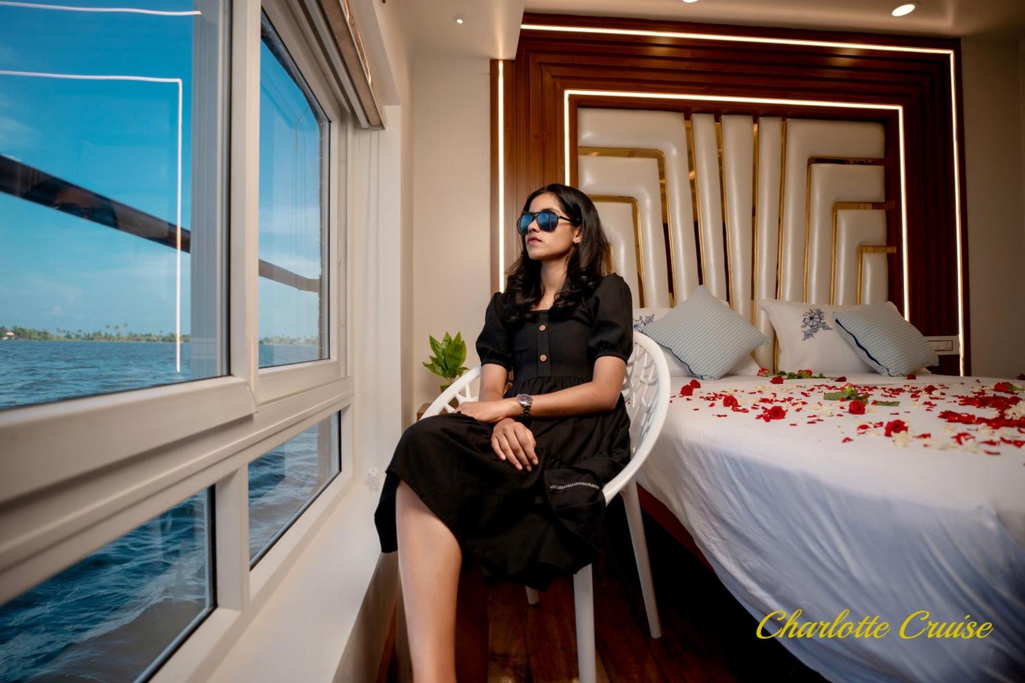 Charlotte Cruise House Boat Botel Alappuzha