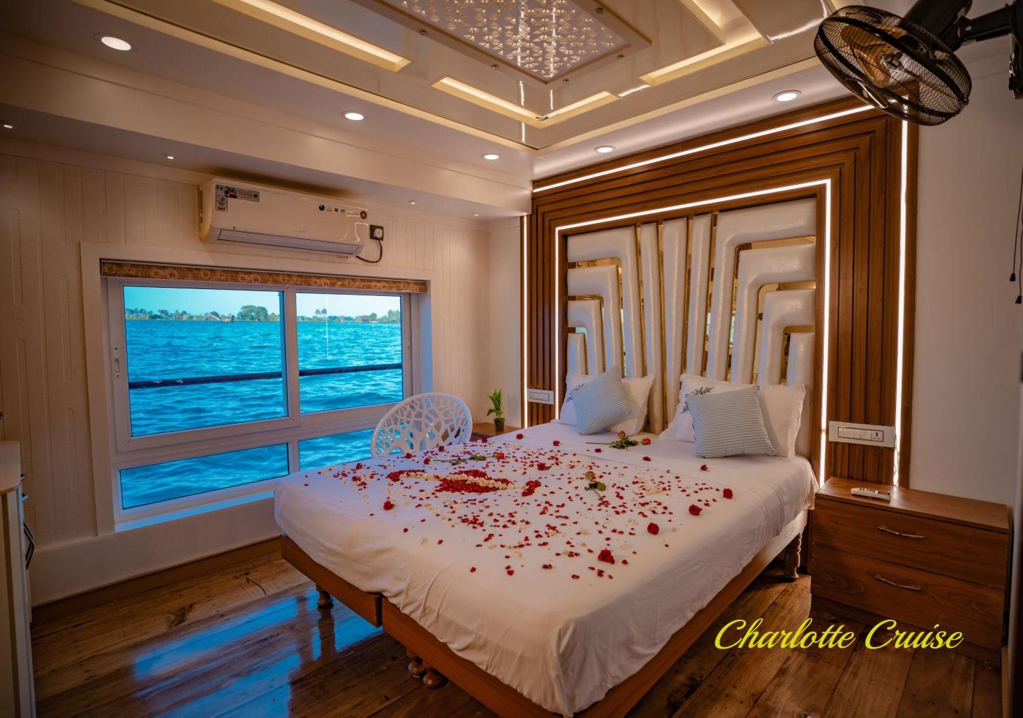Charlotte Cruise House Boat Botel
